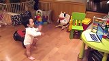 小宝宝听到音乐就像打开了开关，立马跳起舞，累了就原地趴下休息