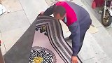老板经常把废品给大叔，醒来发现门口多一块地毯，地毯是大叔收来的
