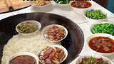 居然还有这种吃法，女子晒出家宴美食锅巴粥
