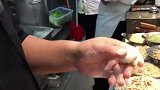 大哥包饺子的技术绝了，分分钟搞定一个，看得我都咽口水！