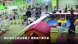 监拍铁岭三男子抡凳子殴打一对母子致昏迷 因孩子玩耍引摩擦