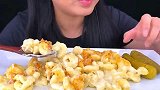 美女试吃芝士大餐配酸黄瓜，真香