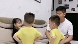 三胞胎和谐的一幕，看到妹妹被欺负，哥哥坚决不答应