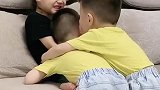 三胞胎和谐的一幕，看到妹妹被欺负，哥哥坚决不答应