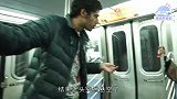 白发老人在地铁表演悬浮术，头套摘下瞬间，众人终于看到真相