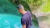 漂亮的清澈的河水下面往往藏在一个小可爱