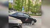 连撞3次！男子无证驾驶套牌车，开车撞伤交警疯狂逃逸，警方回应