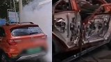 电动汽车充电时突然冒烟 用水扑救时爆炸 车体碎片顶穿车棚