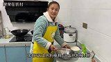 媳妇在家做芝士热狗棒，做好尝尝味道挺不错，就是卖相不太好
