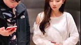 电梯里美女的这一举动太呛眼睛，小哥哥都受不了，我差点就信了！