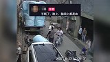 货车货物砸翻母女，妈妈手臂和肋骨骨折，知情人：估计要赔十几万