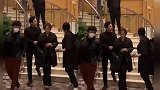 邓超太护妻！为老婆孙俪保驾护航像保镖，路人想合影却被拒引争议