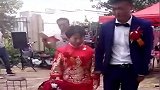 一个敢嫁，一个敢娶，农村无意拍到，咱也不敢问！