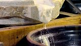 山东的泰山豆腐，色白如雪清香扑鼻，在汤中久煮而不烂