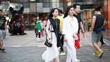 当妹子穿上好看的露背装，到哪都是焦点