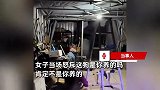 市民发现屠狗窝点，男子当警察面拔狗毛，当事人：有47只，警察来了还在虐杀