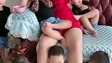 生无可恋的六胞胎奶奶，一天要吃一锅饭