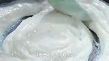 把牛奶放油锅里炸一下，出锅就是非常好吃的街头美食“炸鲜奶”
