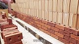 国外发明的圆孔砖，在砖头上掏出两个洞，不用水泥也能快速砌墙