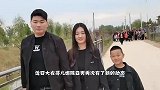 大衣哥儿媳被禁止带货后，下地栽葱苗洗衣手法生疏，被网友批作秀