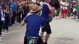 日本球迷在墨西哥和当地妹子又亲又抱