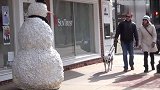外国街头恐怖雪人吓狗，这反应太真实了！
