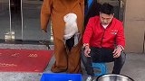 居然还有心思洗碗