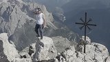 惊险！瑞士徒手攀岩选手创新纪录 46分30秒登顶550米峭壁