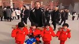今天爸爸有时间，带着四胞胎姐妹出来转转，还是对小情人好啊！
