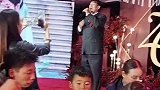 大衣哥朱之文儿子结婚，婚礼现行不忘高歌一曲，歌声嘹亮霸气十足