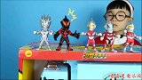 妈妈给小泽买了新的汽车玩具，小泽和奥特曼还有贝利亚一起玩