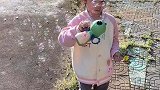 孩子的快乐很容易满足，一个泡泡机就可以玩很久