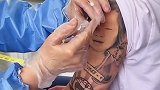 男子打疫苗纹身抢镜，这宝宝笑的好开心