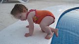小萝莉第一次下泳池，先用小脚丫试探几次后最后还是勇敢的下水了