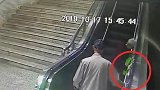 南京一老奶奶电梯上摔倒 女孩一个动作化险为夷