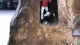 石头这么高哪有这么容易走的