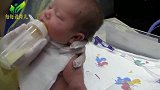 新生儿宝宝第一次用奶瓶喝母乳，接下来的小动作，可爱极了