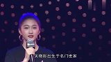 关晓彤跟前辈站在一起拍照，因为身高太高，她的处理方式很机智！
