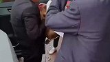 九十岁老人出院回家，乡亲们自发带着礼物在村口接他