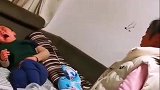 都说姐弟如手足，可姐姐打起弟弟一点不手软，为娘都看不下去了