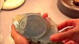 手艺人手工磨出天然玉石手镯！价值上万