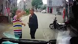 又是路怒症！男子使出“无影脚”，不是拍下谁信