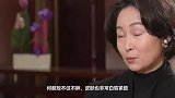 气场好强！60岁何超琼现身海口看秀，穿连体短裙珠光宝气仪态优雅