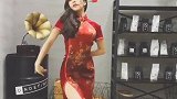 小姐姐完美驾驭正红旗袍，走起来太撩人了，简直是穿越时代的美！