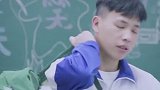 同学夜间出门被车撞，背后惊现神秘一双手，看来很棘手！