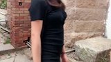 包臀裙美女小姐姐穿出了两双修长美腿，简单甜美的风格