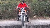骑摩托过独木桥,长见识了