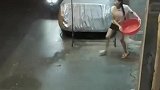 女子拿水泼摩托车小哥，结果自食恶果！