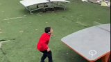 这个运动看起来很像足球又像乒乓球，看着都觉得好玩