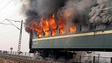 突发！巴基斯坦列车起火已致62人死亡